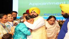 ਸੀਐਮ ਭਗਵੰਤ ਮਾਨ ਨੇ 12,710 ਅਧਿਆਪਕਾਂ ਨਾਲ ਜੁੜਿਆ ‘ਕੱਚਾ’ ਸ਼ਬਦ ਹਟਾਇਆ, ਰੈਗੂਲਰ ਨੌਕਰੀ ਦੇ ਨਿਯੁਕਤੀ ਪੱਤਰ ਸੌਂਪੇ