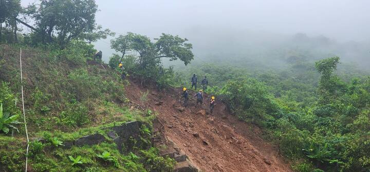 मात्र संपूर्ण दरड हटवण्यासाठी दुपारी 2 ते 4 वाजेपर्यंच ब्लॉक घेण्यात आला होता.