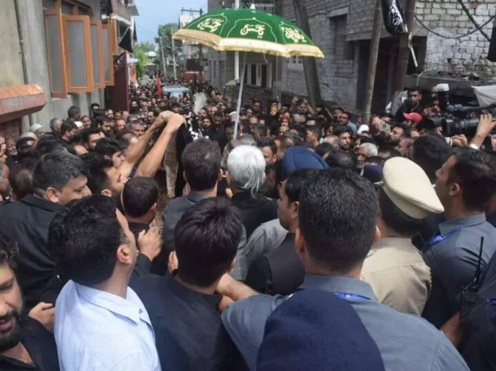 Muharram procession taken out in Srinagar Jammu Kashmir after 34 years LG Manoj Sinha participated Jammu Kashmir: घाटी में 34 साल बाद निकाला गया मुहर्रम का जुलूस, एलजी मनोज सिन्हा भी हुए शामिल