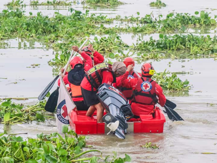 Rescue workers are seen in Laguna Lake after the boat, named Princess Aya, capsised in east of Manila. (Source: Getty)