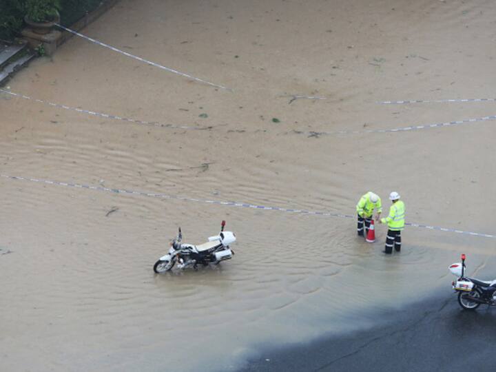 Traffic police cordon off a flooded area in Quanzhou, Fujian Province of China. Doksuri has affected more than 724,600 people, with 124,400 people evacuated and resettled, Reuters reported. (Source: Getty)