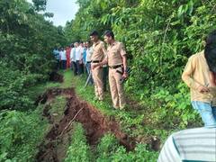 Sangmeshwar Landlide : संगमेश्वर तालुक्यातील चाफवली गावात डोंगराचा भाग खचला, मोठ्या भेगा