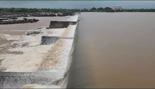 Kakrapar dam in Surat district overflowed Gujarat Rain: સુરત જિલ્લાની જીવાદોરી સમાન આ ડેમ ઓવરફ્લો થતા સર્જાયો નયનરમ્ય નજારો, સહેલાણીઓની જામી ભીડ