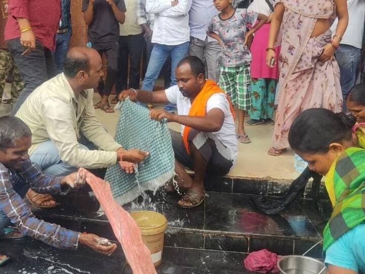 Water Crisis In Bastar: वॉर्ड में पेयजल की समस्या को लेकर लोगों ने किया अनोखा प्रदर्शन, निगम परिसर में धोए कपड़े Bastar People did unique demonstration regarding problem of drinking water Washing clothes in Municipal corporation premises Ann Water Crisis In Bastar: वॉर्ड में पेयजल की समस्या को लेकर लोगों ने किया अनोखा प्रदर्शन, निगम परिसर में धोए कपड़े