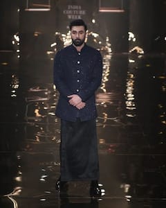 Ranbir Kapoor Pics: रणबीर कपूर ने लुंगी स्टाइल पैंट पहनकर लूट ली महफिल, आलिया भट्ट भी हो गईं दीवानी