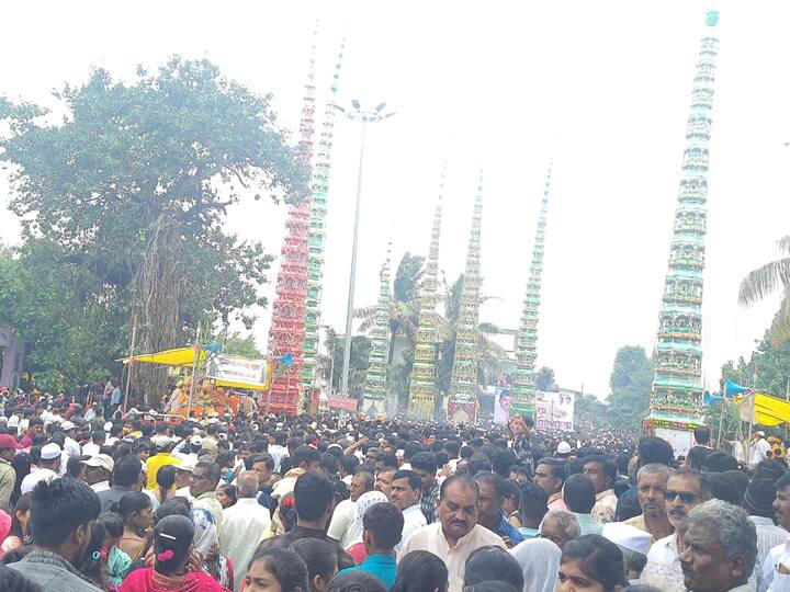 गेली दीडशे वर्षांपासून कडेगावमध्ये गगनचुंबी ताबूत भेटीचा सोहळा पार पडतो. विशेष म्हणजे गावातील बारा बलुतेदार एकत्र येऊन हा सण साजरा करतात.