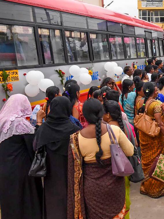 यहां बस में पहले महिला यात्री का चढ़ना माना जाता है अपशगुन!