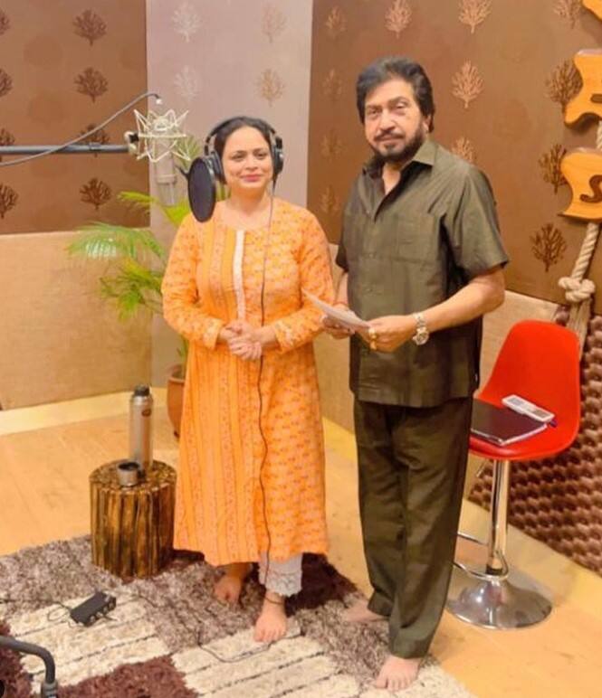 ਦੱਸ ਦੇਈਏ ਕਿ ਪੰਜਾਬੀ ਲੋਕ ਗਾਇਕ ਨੇ ਲੁਧਿਆਣਾ ਦੇ ਡੀਐਮਸੀ ਹਸਪਤਾਲ ਵਿਖੇ ਦਮ ਤੋੜਿਆ। ਇਸ ਖਬਰ ਦ ਸਾਹਮਣੇ ਆਉਂਦੇ ਹੀ ਪੰਜਾਬੀ ਸਟਾਰ ਜਗਤ ਛਿੰਦਾ ਦੇ ਦੇਹਾਂਤ ਤੋਂ ਬਾਅਦ ਗਮਗੀਨ ਹੈ। ਇਸ ਤਸਵੀਰ ਵਿੱਚ ਗਾਇਕਾ ਗੁਰਲੇਜ਼ ਅਖਤਰ ਮਰਹੂਮ ਗਾਇਕ ਛਿੰਦਾ ਨਾਲ ਦਿਖਾਈ ਦੇ ਰਹੀ ਹੈ।