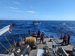 खराब मौसम, बिना ईंधन गहरे समुद्र में फंसे थे मछुआरे, इंडियन नेवी ने 36 लोगों को किया रेस्क्यू