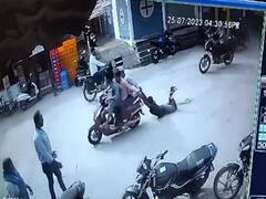 बरेली में बर्बरता, युवक को स्कूटी से बांधकर सड़क पर घसीटा, खुद को बचाने के लिए छटपटाता रहा पीड़ित