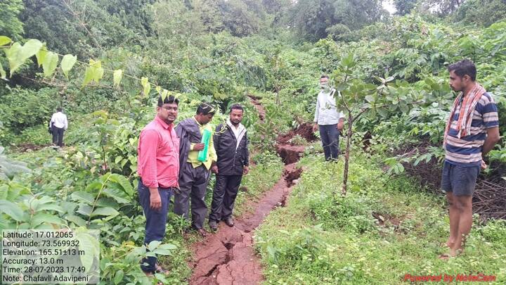चाफवली गावातील डोंगराला भगदाडे पडलेल्या भागातील वाडीतील दोन घराना सतर्कतेचा इशारा देण्यात आला आहे.महसूल आणि ग्रामपंचायत कार्यालयाकडून नोटीसा बजावण्यात आल्या आहेत.