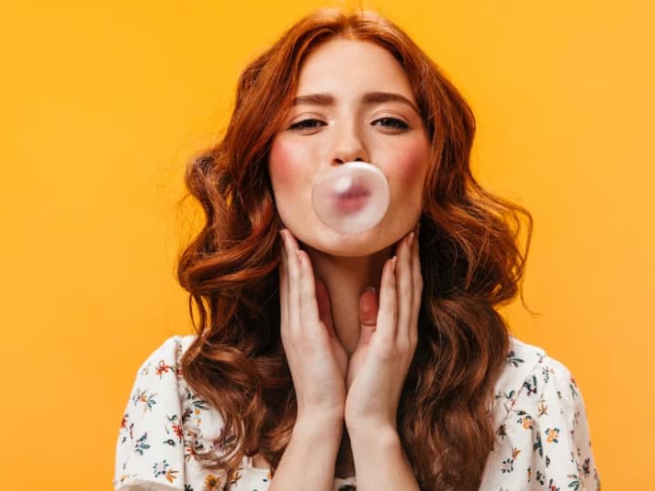 हेल्थ एक्सपर्ट का कहना है कि निगलने के बाद च्यूइंगम पेट की लाइनिंग में पहुंच जाती है और आंतों में रुकावट की वजह बन सकती है. कई लोग यह मानते हैं कि च्यूइंगम पेट में 7 साल तक बना रहता है. जबकि ऐसा बिल्कुल भी नहीं है.