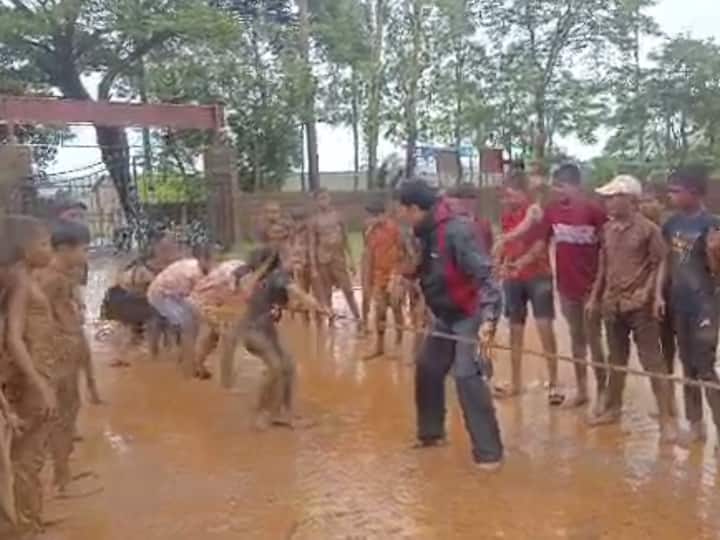 विविध खेळ मोबाईलमध्ये आल्यानं मुलं मोबाईल हातातून सोडत नाहीत. यामुळं विद्यार्थ्यांचा शारीरिक विकास होत नाही.