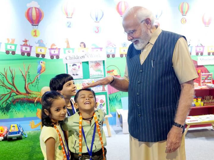 एक और फोटो में पीएम मोदी के साथ बच्चे काफी खुश दिख रहे हैं. इसमें दिख रहा है कि पीएम मोदी बच्चों के साथ मस्ती करते हुए बात कर रहे हैं.