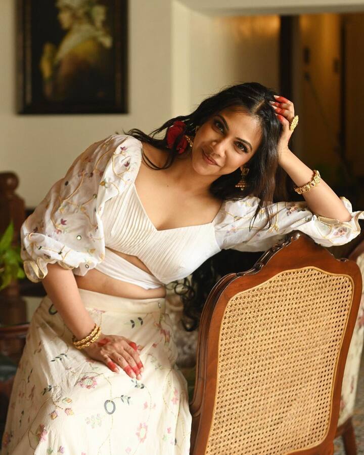 మొదటి సినిమాలోనే తనదైన క్యూట్ లుక్స్, యాక్టింగ్ తో ఆడియన్స్ ని ఆకట్టుకుంది.