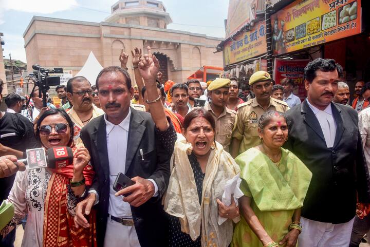 ज्ञानवापी परिसर के पुरातात्विक सर्वे के लिए भारतीय पुरातत्व सर्वेक्षण (ASI) की टीम सोमवार (24 जुलाई) सुबह को वाराणसी पहुंची. इस दौरान सुरक्षा के पुख्ता इंतजाम किए गए.