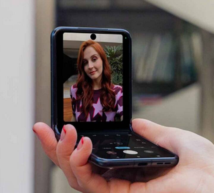 Motorola Razr 40: मोटोरोला ने भी कुछ समय पहले ही अपना ये फ्लिप सीरीज फोन पेश किया है. अमेजन पर इसकी (8GB RAM, 256GB स्टोरेज वैरिएंट) शुरुआती कीमत फिलहाल 59,999 रुपये है. इसमें 6.9 इंच AMOLED डिस्प्ले है, जिसका रिफ्रेश रेट 144Hz है. इसमें 64MP प्राइमरी कैमरा है.