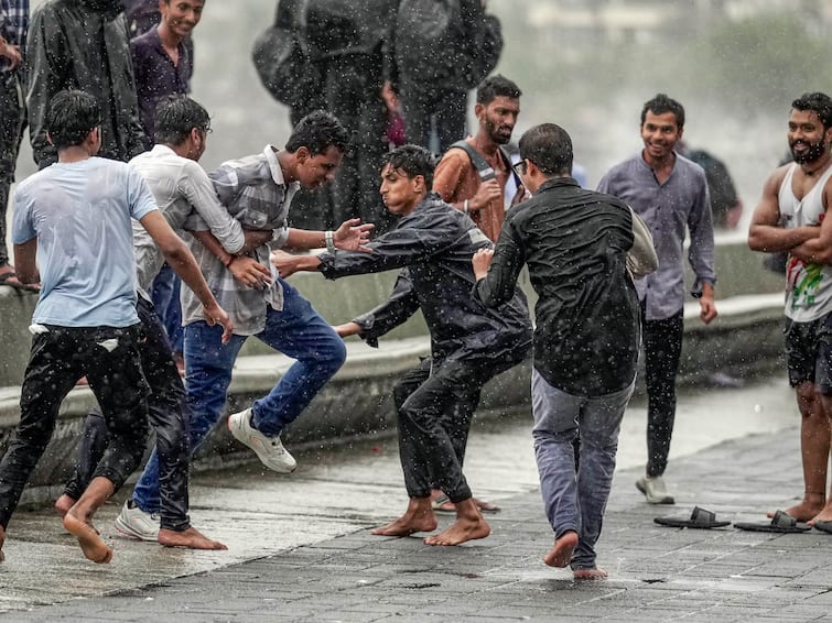 Fresh Spell Of Rain Lashes Parts Of Delhi Massive Traffic Snarl Witnessed At Delhi Jaipur Highway Monsoon News Yamuna River Water Level Rain Continues To Lash Parts Of Delhi, More Thundershowers In Store For NCR