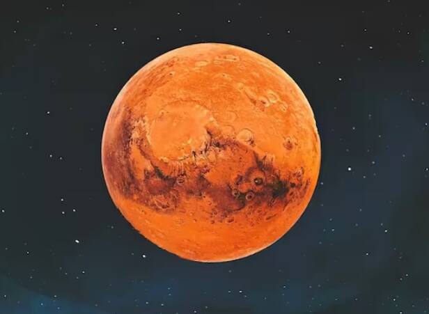 ਉੱਥੇ ਹੀ ਦੂਜੇ ਪਾਸੇ ਮੰਗਲ ਗ੍ਰਹਿ 'ਤੇ ਪਾਣੀ ਦੀ ਗੱਲ ਕਰੀਏ ਤਾਂ ਮੰਗਲ 'ਤੇ ਪਾਣੀ ਖੰਭਿਆਂ 'ਤੇ ਬਰਫ਼ ਦੇ ਰੂਪ 'ਚ ਪਾਇਆ ਜਾਂਦਾ ਹੈ। ਇਹ ਮੰਨਿਆ ਜਾਂਦਾ ਹੈ ਕਿ ਇਹ ਖਾਰਾ ਪਾਣੀ ਹੋਵੇਗਾ ਜੋ ਮੰਗਲ ਦੇ ਹੋਰ ਖੇਤਰਾਂ ਵਿੱਚ ਵਗਦਾ ਹੈ।