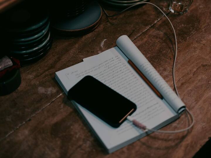 আমরা অনেকেই বেড়াতে যাওয়ার সময় কিংবা দূরের যাতায়াতের ক্ষেত্রে পাবলিক চার্জিং স্টেশন বা পয়েন্টে ফোন চার্জে দিয়ে থাকি।