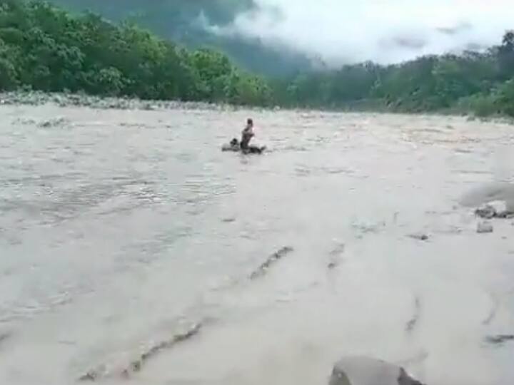 Champawat People crossing river risking their lives in CM Pushkar Singh Dhami assembly constituency Viral Video ANN Watch: सीएम धामी के विधानसभा क्षेत्र में जान जोखिम में डाल नदी पार कर रहे लोग, वीडियो वायरल होने पर हुआ बड़ा एक्शन