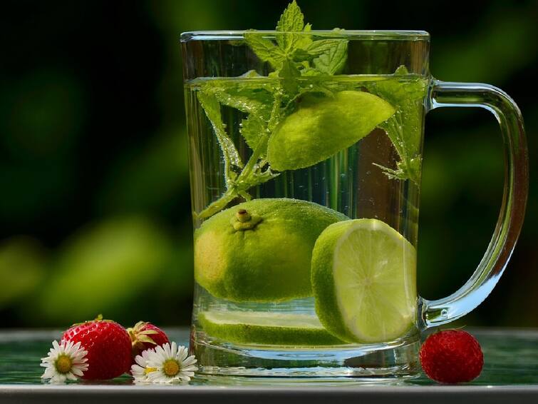 10 Reasons Why You Should Have Lemon Water First Thing In Every Morning Lemon Water: எந்த டயட்ல இருந்தாலும் இத மட்டும் மிஸ் பண்ணீடாதீங்க.. இது ஹெல்த்துக்கு ரொம்ப முக்கியம்..!