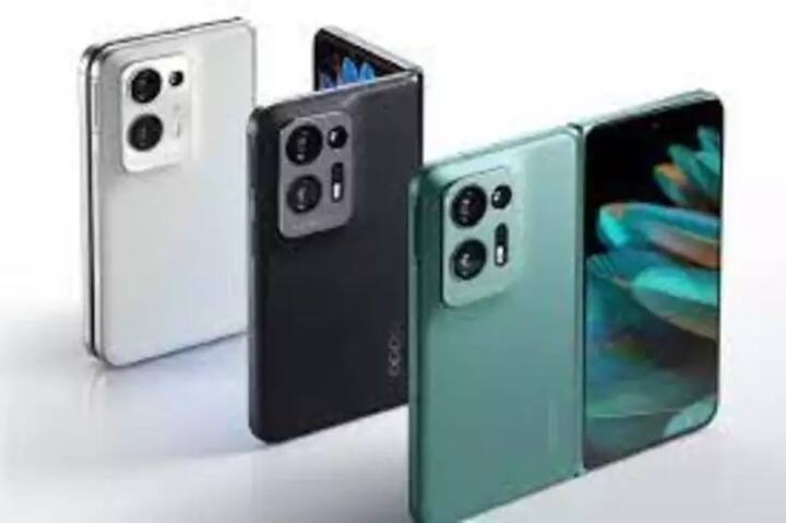 FLIP PHONE And Foldable Phone: મોબાઇલ ફોન સતત ડેવલપ થઇ રહ્યો છે, પહેલા સ્માર્ટફોન પછી, ફૉલ્ડેબલ અને હવે ફ્લિપ ફોન માર્કેટમા આવી ગયા છે, આ ફોનમાં પણ યૂઝર્સનો રસ વધી રહ્યો છે. સ્માર્ટ ફિચર્સ, સ્ટાઇલિશ ડિઝાઇન તેને ખાસ બનાવે છે. આ હેન્ડસેટ (ભારતમાં ફૉલ્ડેબલ અને ફ્લિપ ફોન) ભારતમાં પણ ઉપલબ્ધ છે. જુઓ ભારતમાં કયા કયા ફોન ફૉલ્ડેબલ અને ફ્લિપ કેટેગરીમાં બેસ્ટ છે, તે ખરીદતા પહેલા જાણો અહીં.....