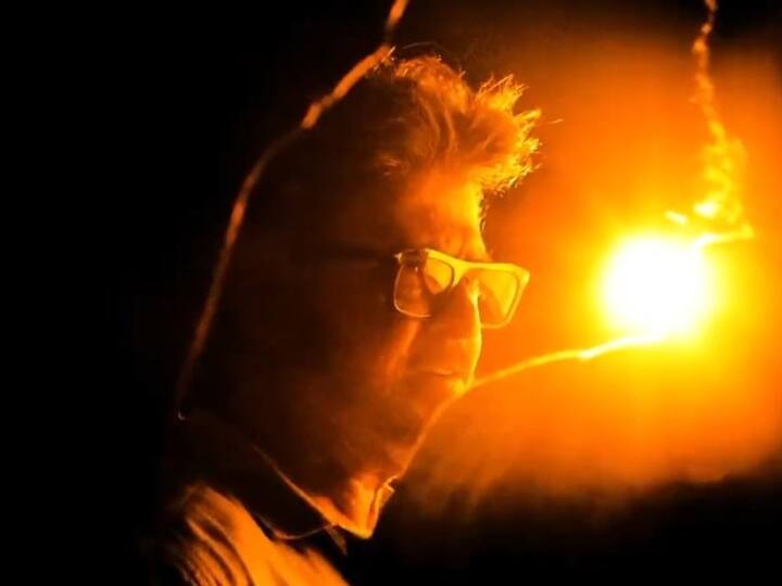 “காகங்களும் மற்ற பறவைகளும் அனைவரையும் தொந்தரவு செய்தது. அதில் ஒரு காகம், கழுகு ஒன்றை தொடர்ந்து தொந்தரவு செய்தது. ஆனால் காகத்தை அந்த கழுகு எதுவும் செய்யவில்லை. மாறாக கழுகு அதைப்பற்று கவலைப் படாமல் அடுத்த கட்டத்துக்கு சென்றுவிடும். காகத்தால் ஒரு கட்டத்துக்கு மேல் கழுகுடன் இணைந்து பறக்கவும் முடியாது போட்டி போடவும் முடியாது” என்று பேசினார் ரஜினி.