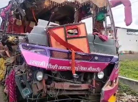 दोन ट्रॅव्हल्स समोरासमोर भिडल्याने सात प्रवाशांचा जागीच मृत्यू झाला आहे. तर 25 ते 30 जण जखमी झाले आहेत.