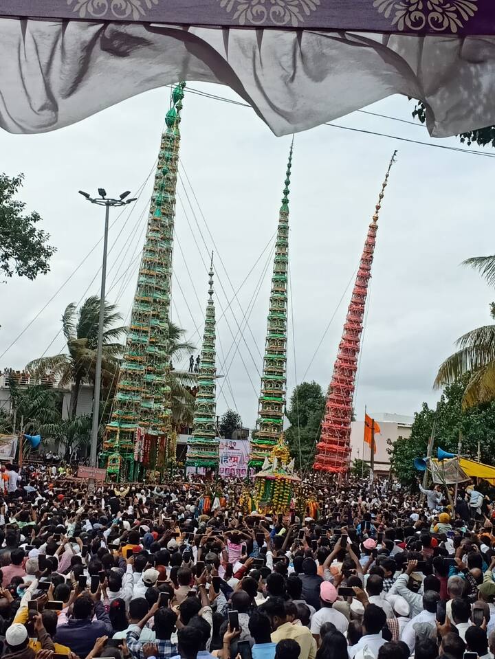 गावातील हिंदू समाजाचे 7 आणि मुस्लिम समाजाचे 7 ताबूत असतात. आज मोहरम दिवशी हा सोहळा दरवर्षीप्रमाणे उत्साहात संपन्न झाला.