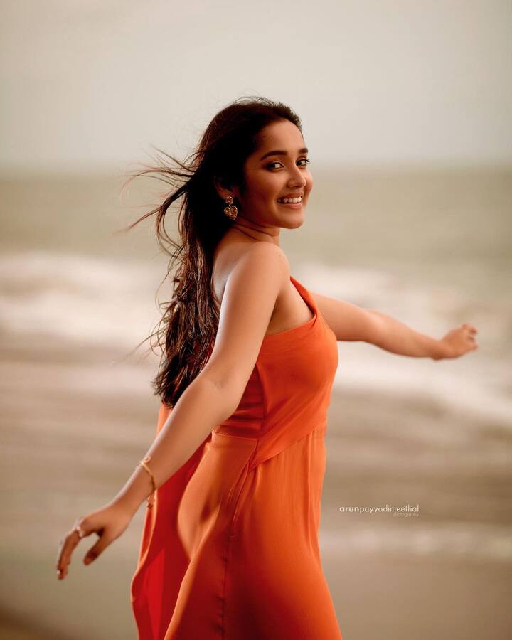 సోషల్ మీడియాలో యాక్టివ్ గా ఉండే అనిక ఎప్పటికప్పుడు ఫొటోస్ షేర్ చేస్తుంటుంది