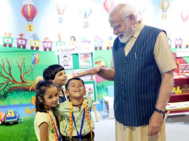 ਇੱਕ ਹੋਰ ਫੋਟੋ ਵਿੱਚ ਬੱਚੇ ਪੀਐਮ ਮੋਦੀ ਨਾਲ ਬਹੁਤ ਖੁਸ਼ ਨਜ਼ਰ ਆ ਰਹੇ ਹਨ। ਮਸਤੀ ਕਰਦੇ ਹੋਏ ਪੀਐਮ ਮੋਦੀ ਬੱਚਿਆਂ ਨਾਲ ਗੱਲ ਕਰ ਰਹੇ ਹਨ।