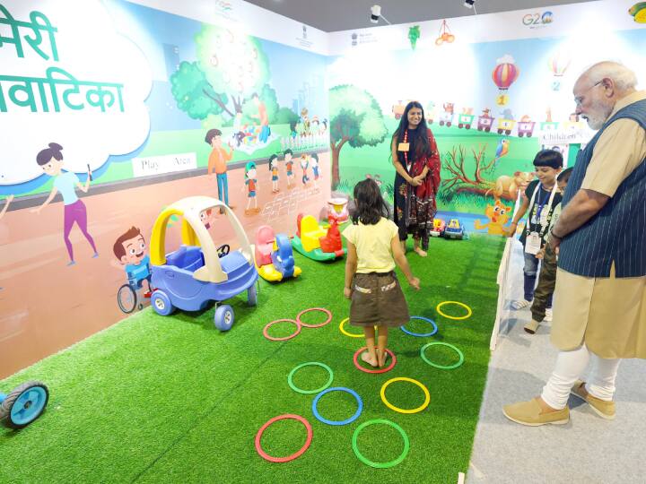 पीएम मोदी बच्चों के साथ फोटो में दिख रहे हैं. इसमें दिख रहा है कि बच्चे खेल रहे हैं. उन्होंने ट्वीट कर कहा, ''मासूम बच्चों के साथ आनंद के कुछ पल! इनकी ऊर्जा और उत्साह से मन उमंग से भर जाता है.''