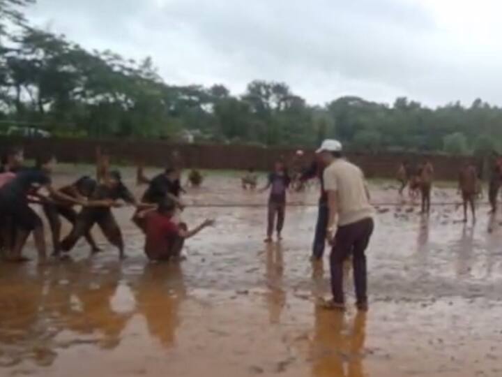 वेगळेपण दाखविणाऱ्या या चिखल महोत्सवाची आता चर्चा होऊ लागली आहे.