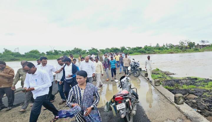 बांधावर पोहचून त्यांनी नुकसानग्रस्त भागाची पाहणी केली.