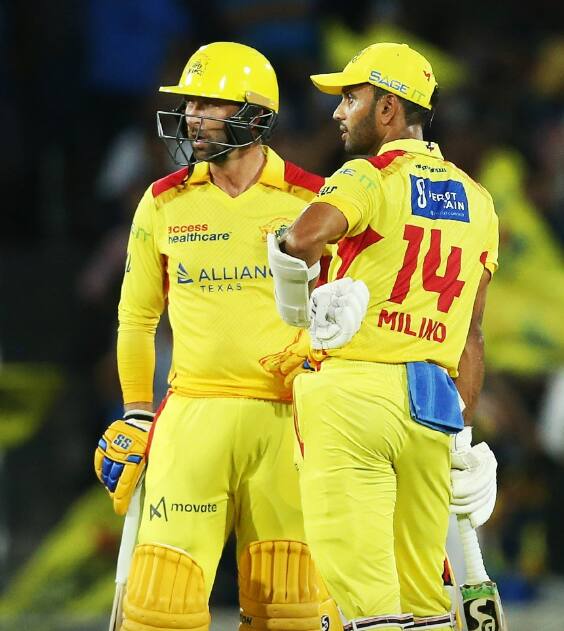 பின்னர் களமிறங்கிய சூப்பர் கிங்ஸ் அணியின் தொடக்க ஆட்டக்காரர்கள் சிறப்பான தொடக்கத்தை கொடுக்க வில்லை. பின்னர் வந்த அனைவரும் சொற்ப ரன்களில் ஆட்டமிழந்து பெவிலியன் திரும்பினர்.