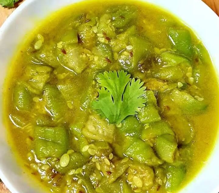 ਜੇਕਰ ਤੁਸੀਂ ਭਾਰ ਘਟਾ ਰਹੇ ਹੋ ਤਾਂ ਤੁਹਾਨੂੰ ਆਪਣੀ ਡਾਈਟ 'ਚ ਤੋਰੀ ਦੀ ਸਬਜ਼ੀ ਜ਼ਰੂਰ ਸ਼ਾਮਲ ਕਰਨੀ ਚਾਹੀਦੀ ਹੈ। ਇਸ ਵਿਚ ਕੈਲੋਰੀ ਘੱਟ ਅਤੇ ਫਾਈਬਰ ਦੀ ਮਾਤਰਾ ਜ਼ਿਆਦਾ ਹੁੰਦੀ ਹੈ। ਇਹ ਤੁਹਾਡੇ ਪੇਟ ਨੂੰ ਲੰਬੇ ਸਮੇਂ ਤੱਕ ਭਰਿਆ ਰੱਖਣ ਅਤੇ ਜ਼ਿਆਦਾ ਖਾਣ ਤੋਂ ਬਚਣ ਵਿੱਚ ਮਦਦ ਕਰਦਾ ਹੈ।