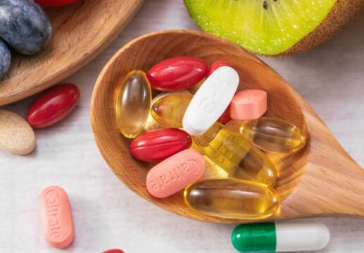 ਭੋਜਨ ਦੇ ਨਾਲ ਲਓ: ਮਲਟੀਵਿਟਾਮਿਨ ਦੇ ਮਾੜੇ ਪ੍ਰਭਾਵਾਂ ਤੋਂ ਬਚਣ ਲਈ, ਇਹਨਾਂ ਗੋਲੀਆਂ ਨੂੰ ਭੋਜਨ ਜਾਂ ਸਨੈਕ ਦੇ ਨਾਲ ਖਾਣਾ ਚਰਬੀ ਵਾਲੇ ਭੋਜਨ ਨਾਲ ਲੈਣਾ ਜ਼ਰੂਰੀ ਹੈ। ਇਸ ਨਾਲ ਇਹ ਸਰੀਰ ਨੂੰ ਵੱਧ ਤੋਂ ਵੱਧ ਲਾਭ ਪਹੁੰਚਾ ਸਕੇਗਾ ਅਤੇ ਕਿਸੇ ਵੀ ਤਰ੍ਹਾਂ ਦੀ ਸਮੱਸਿਆ ਦੀ ਸੰਭਾਵਨਾ ਨੂੰ ਘੱਟ ਕਰ ਦੇਵੇਗਾ।