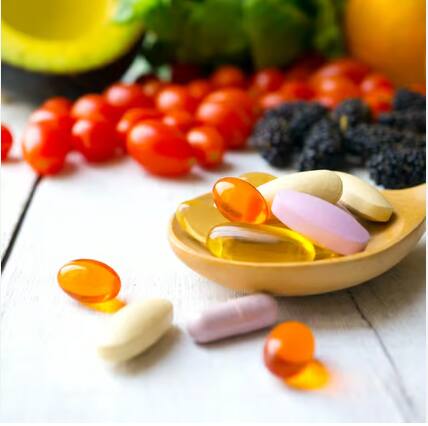 ਆਮ ਤੌਰ 'ਤੇ ਖਾਣੇ ਦੇ ਨਾਲ ਮਲਟੀਵਿਟਾਮਿਨ ਲੈਣ ਦੀ ਸਲਾਹ ਦਿੱਤੀ ਜਾਂਦੀ ਹੈ, ਤਾਂ ਜੋ ਇਸ ਦੀ ਸਮਾਈ ਜਿੰਨੀ ਜਲਦੀ ਹੋ ਸਕੇ ਕੀਤੀ ਜਾ ਸਕੇ। ਹਾਲਾਂਕਿ ਕੁਝ ਲੋਕ ਇਸ ਨੂੰ ਖਾਲੀ ਪੇਟ ਖਾਂਦੇ ਵੇਖਿਆ ਜਾਂਦਾ ਹੈ। ਜਦੋਂ ਕਿ ਮਲਟੀਵਿਟਾਮਿਨ ਦੀਆਂ ਗੋਲੀਆਂ ਕਦੇ ਵੀ ਖਾਲੀ ਪੇਟ ਨਹੀਂ ਲੈਣੀਆਂ ਚਾਹੀਦੀਆਂ। ਕਿਉਂਕਿ ਇਸ ਦੇ ਕਈ ਮਾੜੇ ਪ੍ਰਭਾਵ ਦੇਖੇ ਜਾ ਸਕਦੇ ਹਨ।