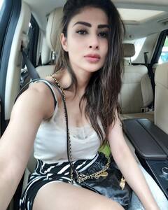 Mouni Roy: செல்ஃபி புள்ள..நடிகை மௌனி ராயின் க்யூட்டான கார் செல்ஃபீஸ்!