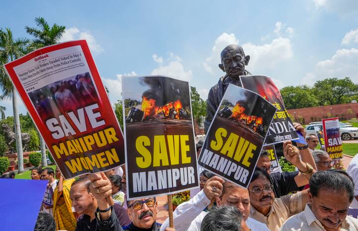 मणिपुर हिंसा पर पीएम मोदी की चुप्पी को लेकर सोमवार (24 जुलाई) को विपक्षी सांसदों ने संसद परिसर में प्रदर्शन किया और सदन में प्रधानमंत्री के बयान की मांग की.