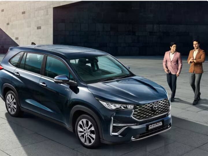 ਇਨੋਵਾ ਹਾਈਕ੍ਰਾਸ 300 ਲੀਟਰ ਬੂਟ ਸਪੇਸ ਦੇ ਨਾਲ ਆਉਂਦੀ ਹੈ, ਇਸ ਨੂੰ 8 ਵੇਰੀਐਂਟਸ ਵਿੱਚ ਖਰੀਦਿਆ ਜਾ ਸਕਦਾ ਹੈ। ਇਹ ਇੰਜਣ ਵਿਕਲਪਾਂ ਦੀ ਇੱਕ ਰੇਂਜ ਵਿੱਚ ਉਪਲਬਧ ਹੈ, ਜਿਸ ਵਿੱਚ ਇੱਕ ਮਜ਼ਬੂਤ ​​ਹਾਈਬ੍ਰਿਡ ਹੈ। ਇਸ ਨੂੰ ਐਕਸ-ਸ਼ੋਰੂਮ 'ਚ 19.67 ਲੱਖ ਰੁਪਏ ਤੋਂ ਲੈ ਕੇ 30.26 ਲੱਖ ਰੁਪਏ ਤੱਕ ਦੀ ਕੀਮਤ 'ਤੇ ਖਰੀਦਿਆ ਜਾ ਸਕਦਾ ਹੈ।