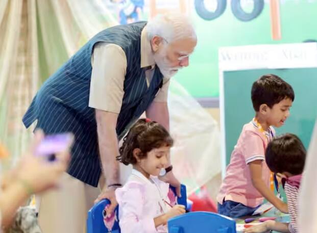 ਇਸ ਫੋਟੋ 'ਚ ਨਜ਼ਰ ਆ ਰਿਹਾ ਹੈ ਕਿ ਬੱਚੇ ਕੁਰਸੀ 'ਤੇ ਬੈਠ ਕੇ ਡਰਾਇੰਗ ਕਰ ਰਹੇ ਹਨ। ਇਸ ਵਿੱਚ ਵੱਖ-ਵੱਖ ਰੰਗ ਭਰ ਰਹੇ ਹਨ। ਇਸ ਦੌਰਾਨ ਪੀਐਮ ਮੋਦੀ ਬੱਚਿਆਂ ਵਲੋਂ ਬਣਾਈ ਗਈ ਕਲਾਕਾਰੀ ਨੂੰ ਬਹੁਤ ਧਿਆਨ ਨਾਲ ਦੇਖਦੇ ਹੋਏ ਨਜ਼ਰ ਆ ਰਹੇ ਹਨ।