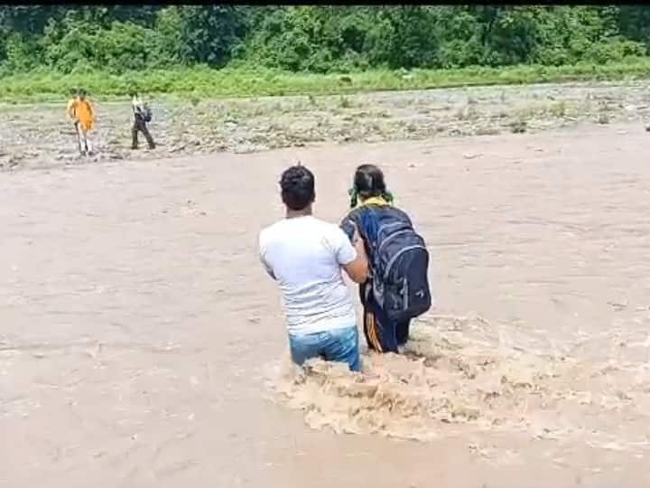 Haldwani sukhi river overflowing due to rain school children crossing river by risking their lives Haldwani News: हल्द्वानी में बारिश के चलते सूखी नदी उफान पर, जान जोखिम डाल नदी पार कर रहे हैं स्कूली बच्चे
