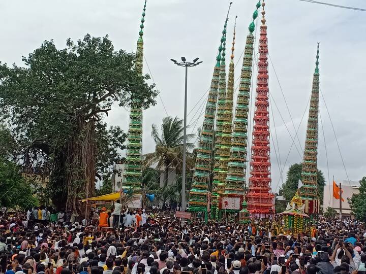 यानिमित्ताने गगनचुंबी ताबूत भेटींचा अनोखा सोहळा पार पडला. हा सोहळा पाहण्यासाठी हजारो भाविकांनी कडेगावमध्ये उपस्थिती लावली होती.