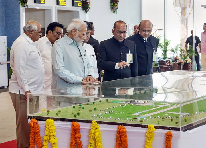 प्रधानमंत्री नरेंद्र मोदी दो दिनों के गुजरात दौरे पर हैं. इस दौरान पीएम मोदी ने गुरुवार (27 जुलाई) को राजकोट इंटरनेशनल एयपोर्ट के नए टर्मिनल की उद्घाटन किया.