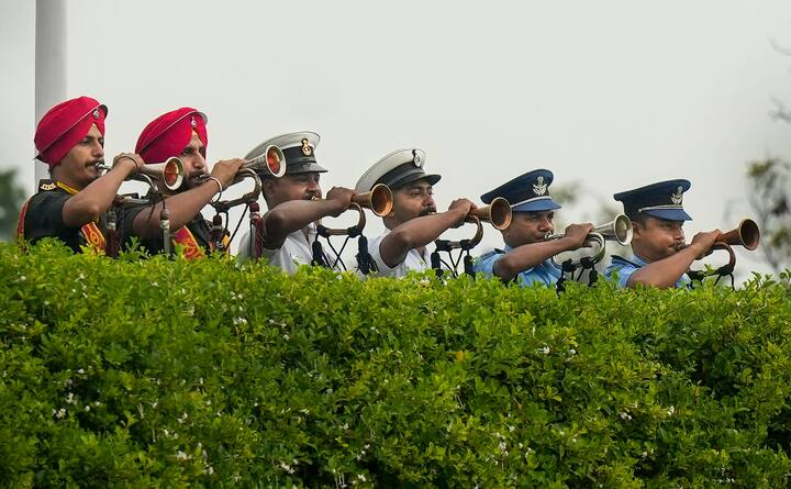 24वें करगिल विजय दिवस के मौके पर बुधवार (26 जुलाई) को लद्दाख के द्रास में आयोजित मुख्य समारोह में केंद्रीय रक्षा मंत्री राजनाथ सिंह मुख्य अतिथि के रूप में शामिल हुए.