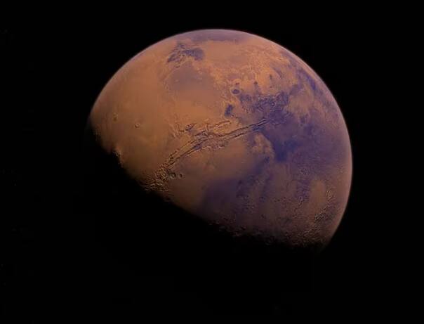 ਹੁਣ ਗੱਲ ਕਰੀਏ ਮੰਗਲ ਗ੍ਰਹਿ ਦੇ ਚੰਦ ਦੀ। ਦੱਸ ਦਈਏ ਕਿ ਮੰਗਲ ਗ੍ਰਹਿ ਦੇ ਦੋ ਚੰਦ ਹਨ। ਇਨ੍ਹਾਂ ਦੋਨਾਂ ਦੇ ਨਾਂ ਫੋਬੋਸ ਅਤੇ ਡੀਮੋਸ ਹਨ। ਫੋਬੋਸ ਦੀ ਗੱਲ ਕਰੀਏ ਤਾਂ ਇਹ ਡੀਮੋਸ ਤੋਂ ਥੋੜ੍ਹਾ ਵੱਡਾ ਹੈ। ਸਭ ਤੋਂ ਵੱਡੀ ਗੱਲ ਇਹ ਹੈ ਕਿ ਫੋਬੋਸ ਮੰਗਲ ਦੀ ਸਤ੍ਹਾ ਤੋਂ ਸਿਰਫ਼ 6 ਹਜ਼ਾਰ ਕਿਲੋਮੀਟਰ ਉੱਪਰ ਹੀ ਘੁੰਮਦਾ ਹੈ।