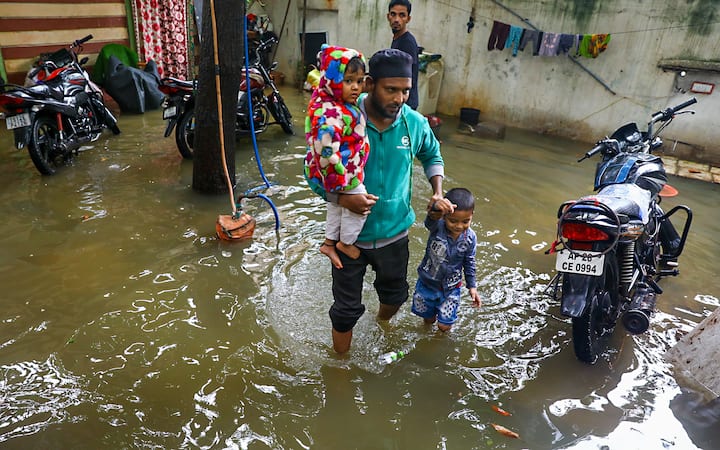 हैदराबाद में शुक्रवार (28 जुलाई) को भारी बारिश के बाद कई सड़कें डूब गई हैं. इस वजह से वहां रहने वाले लोगों को खासी दिक्कत हो रही है.