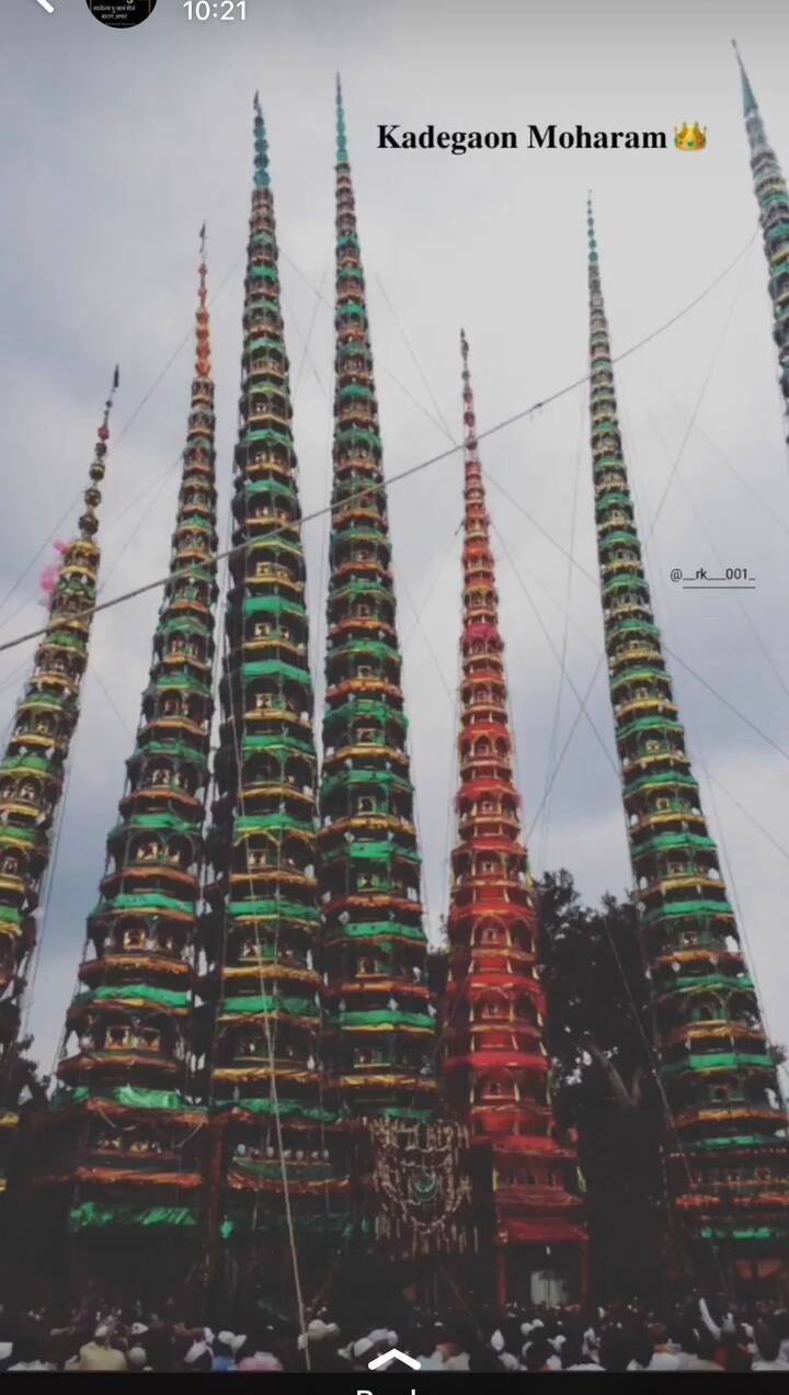 कडेगाव शहरातील जुने एसटी स्टँड चौकात ताबूत भेटी पार पडल्या.